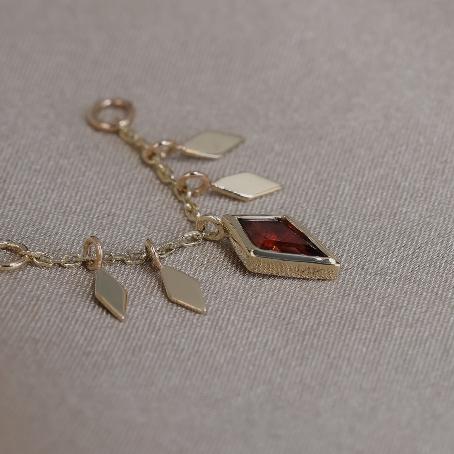 Patra Chain Attachment with Garnet 22mm