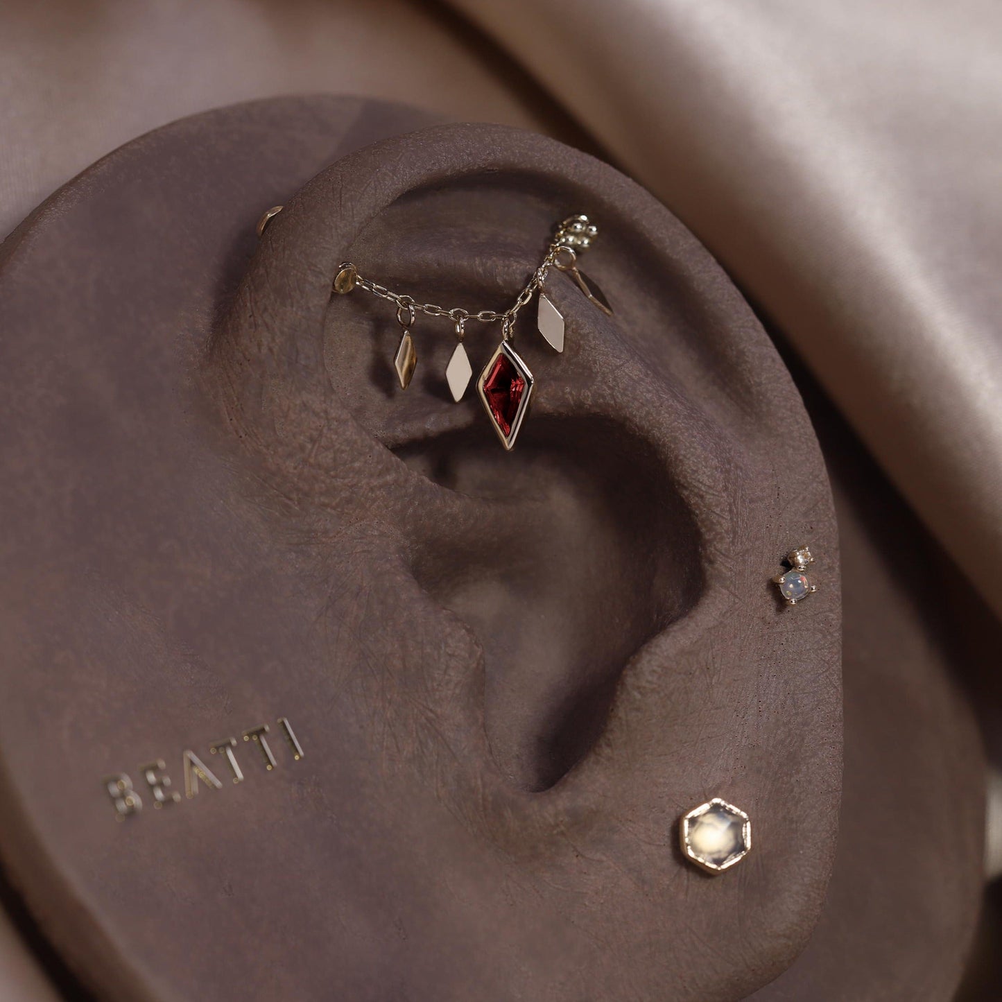 Patra Chain Attachment with Garnet 22mm