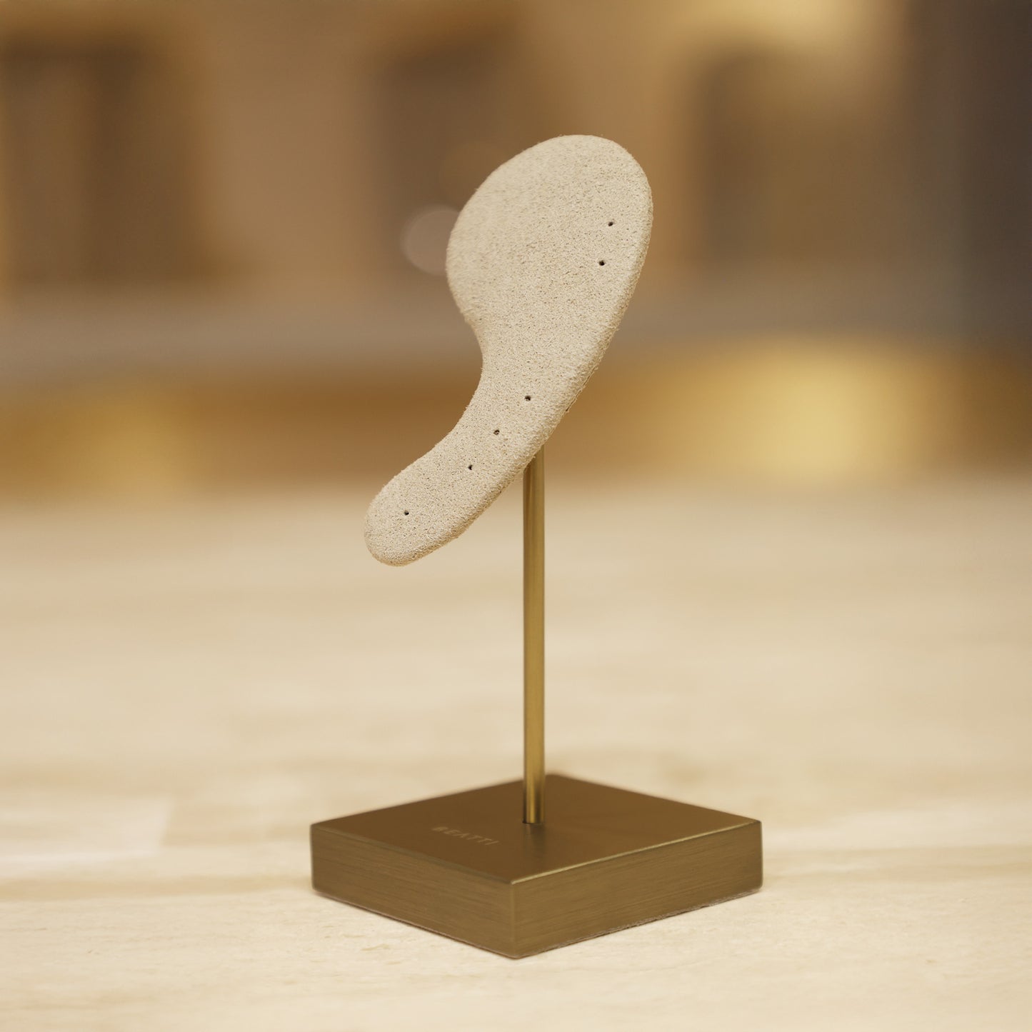 Ear-Silhouette Curation Stand BTD04