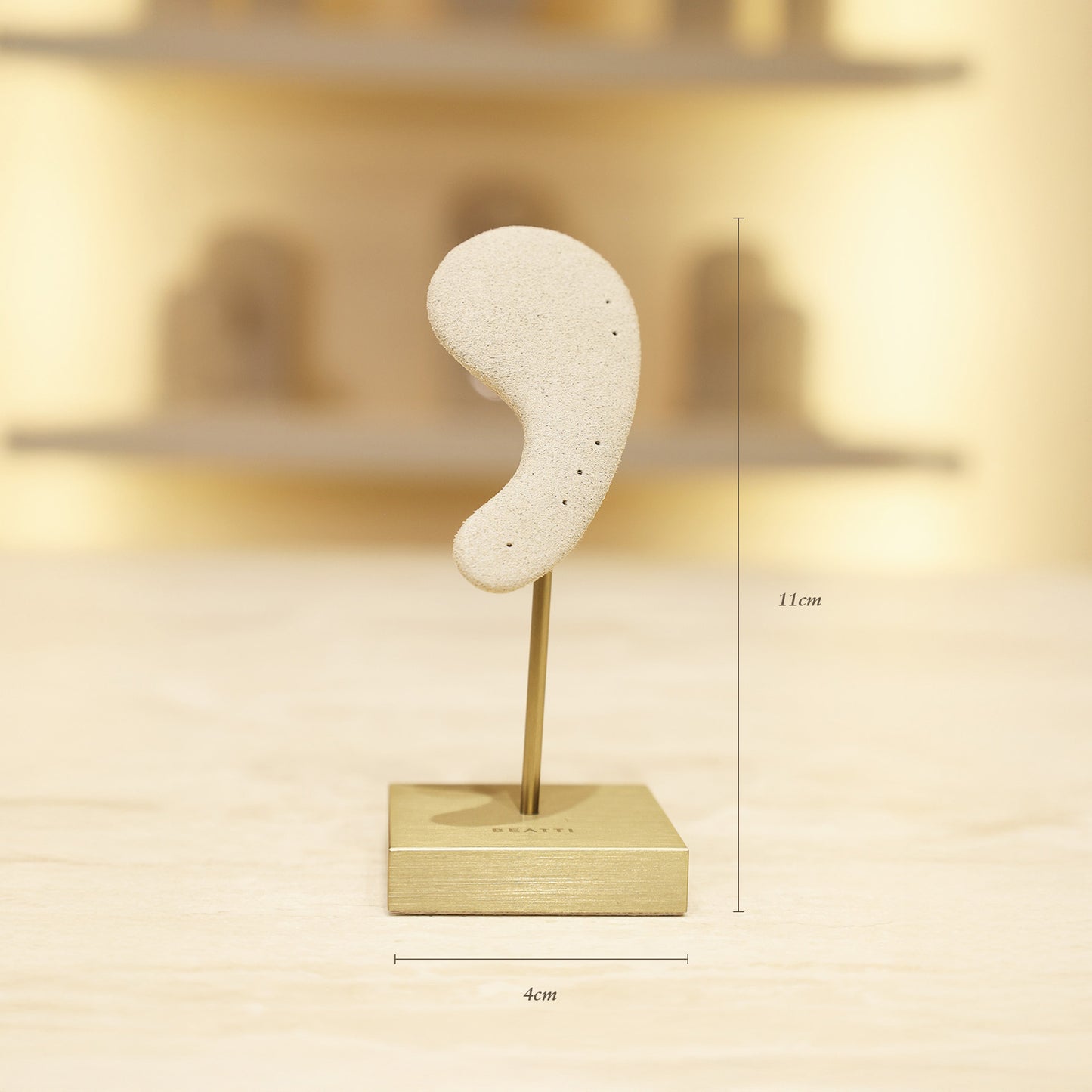 Ear-Silhouette Curation Stand BTD04
