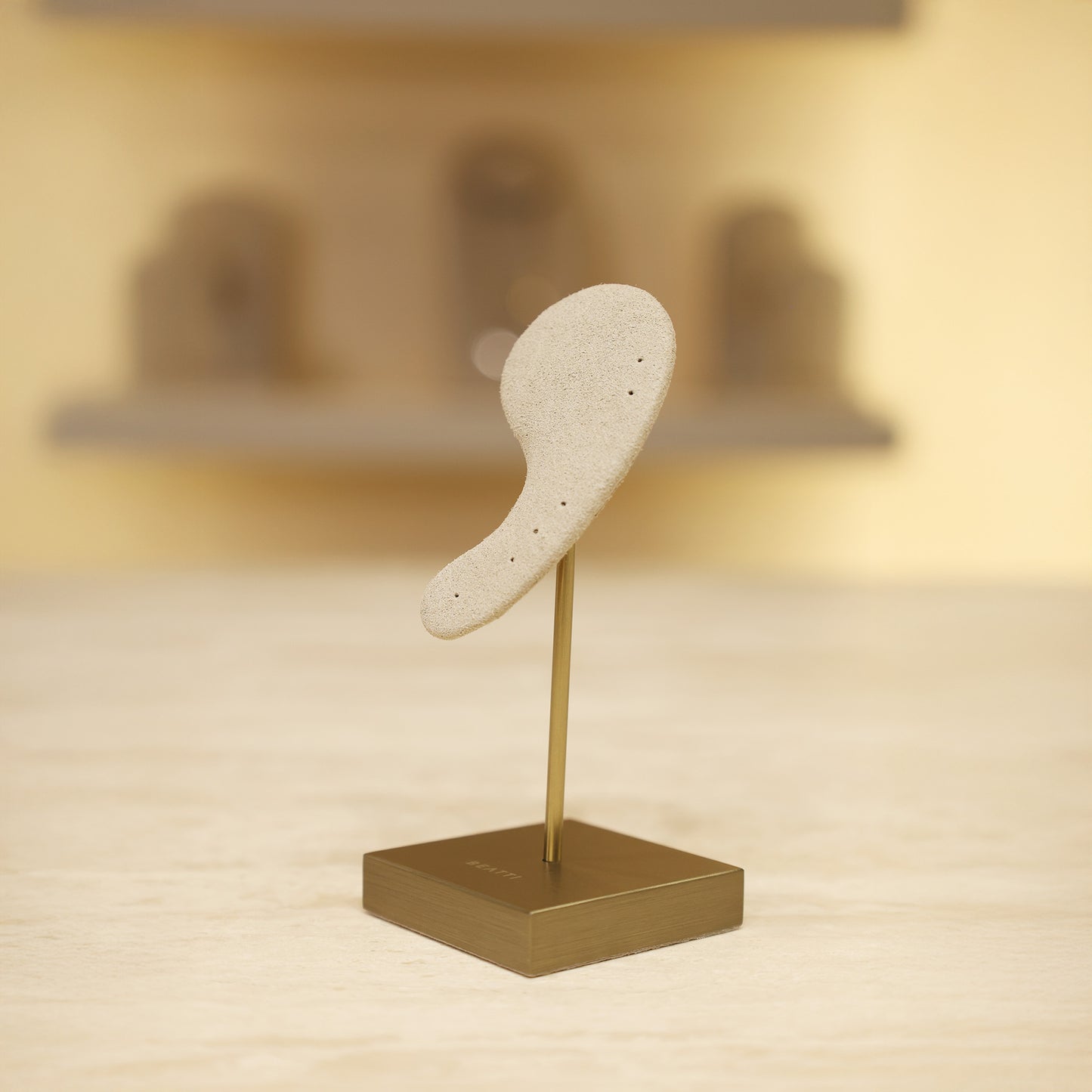 Ear-Silhouette Curation Stand BTD04