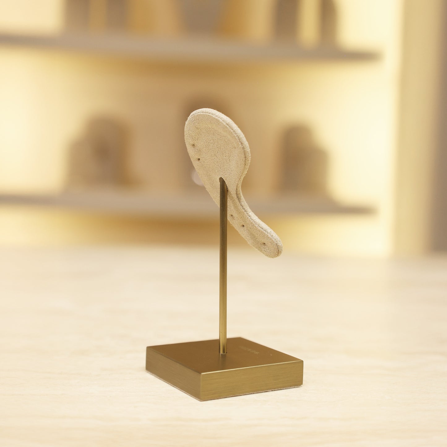 Ear-Silhouette Curation Stand BTD04