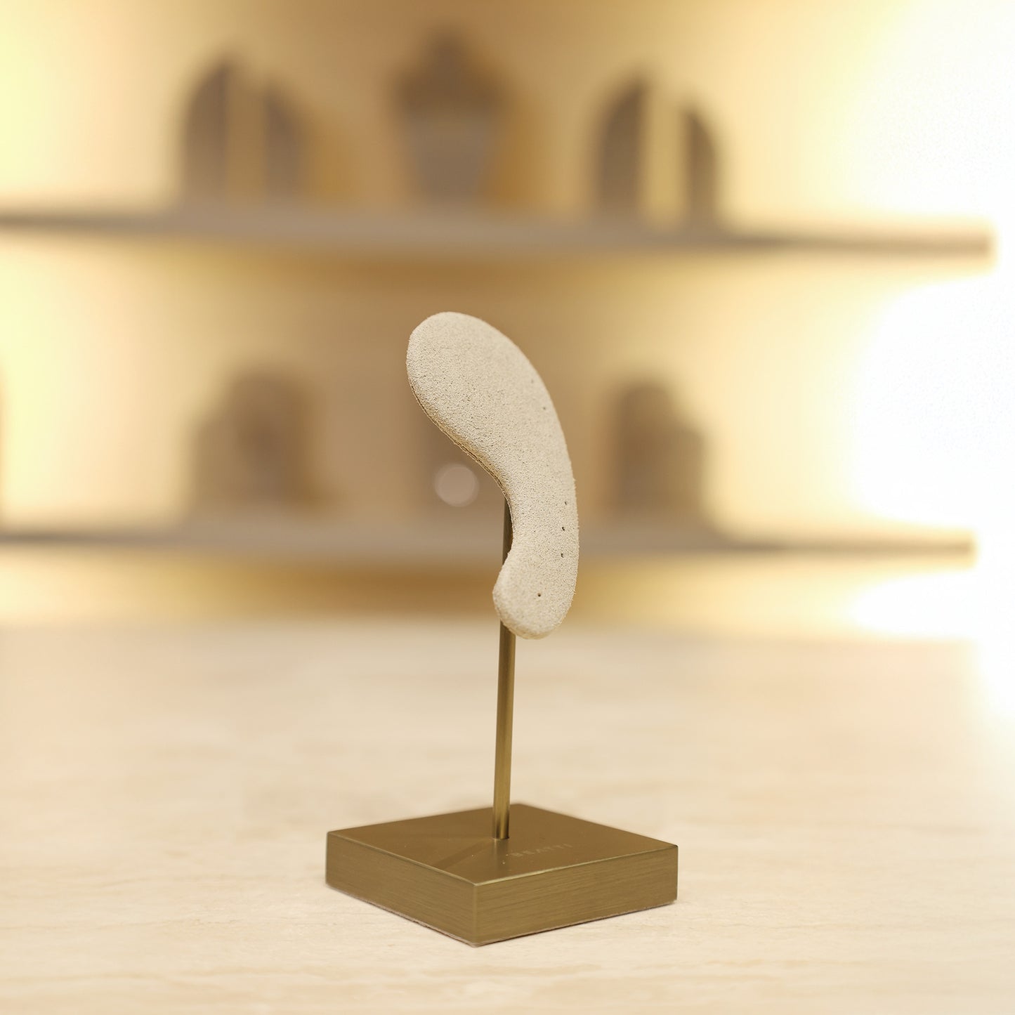 Ear-Silhouette Curation Stand BTD04