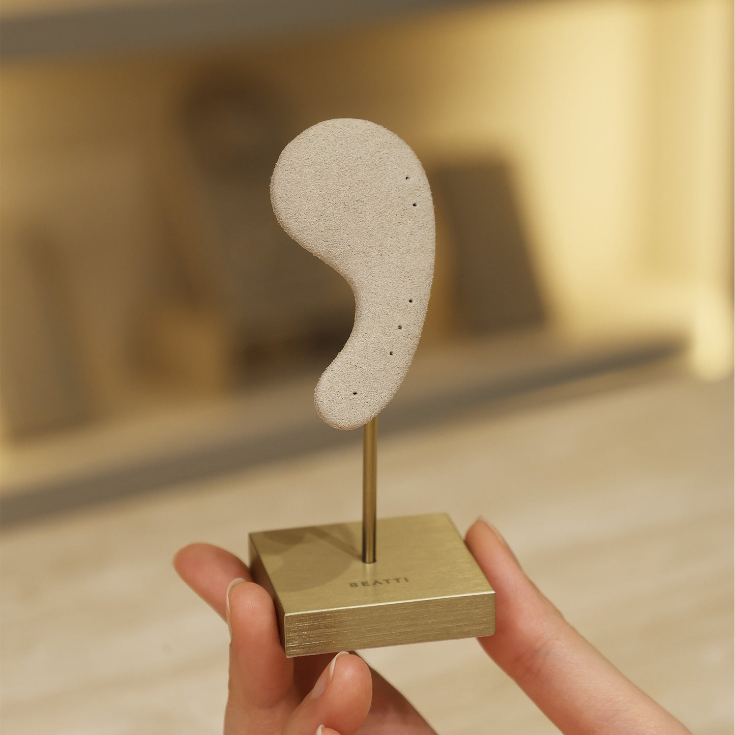 Ear-Silhouette Curation Stand BTD04