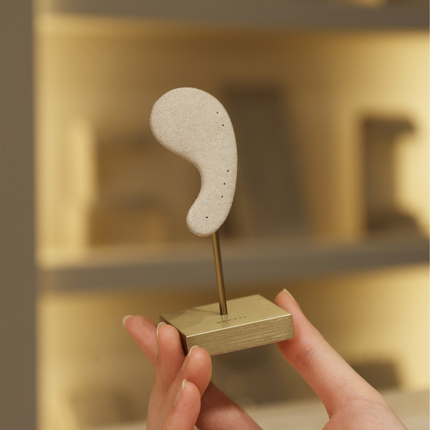 Ear-Silhouette Curation Stand BTD04