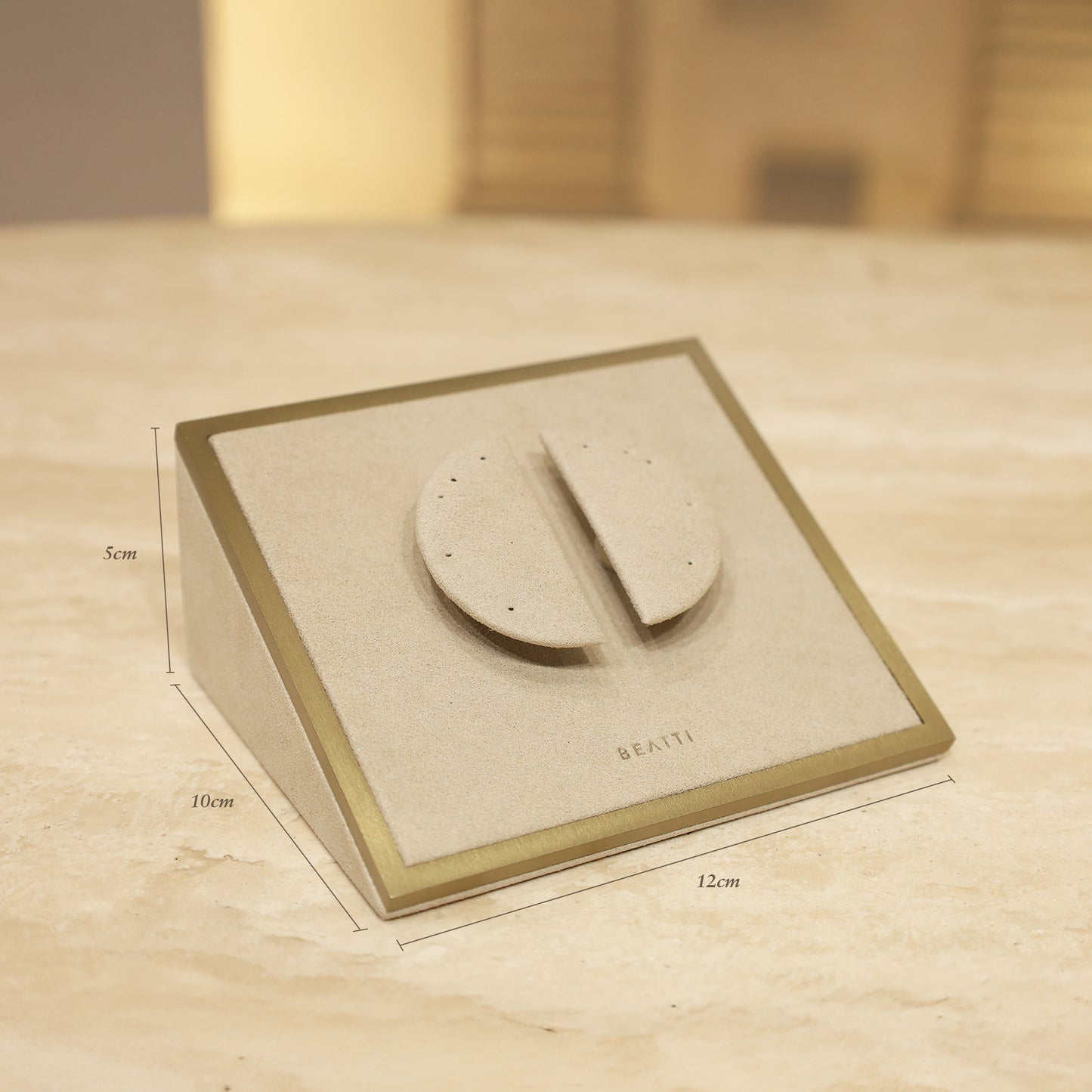 Magnetic Ear-Curve Display BTD05