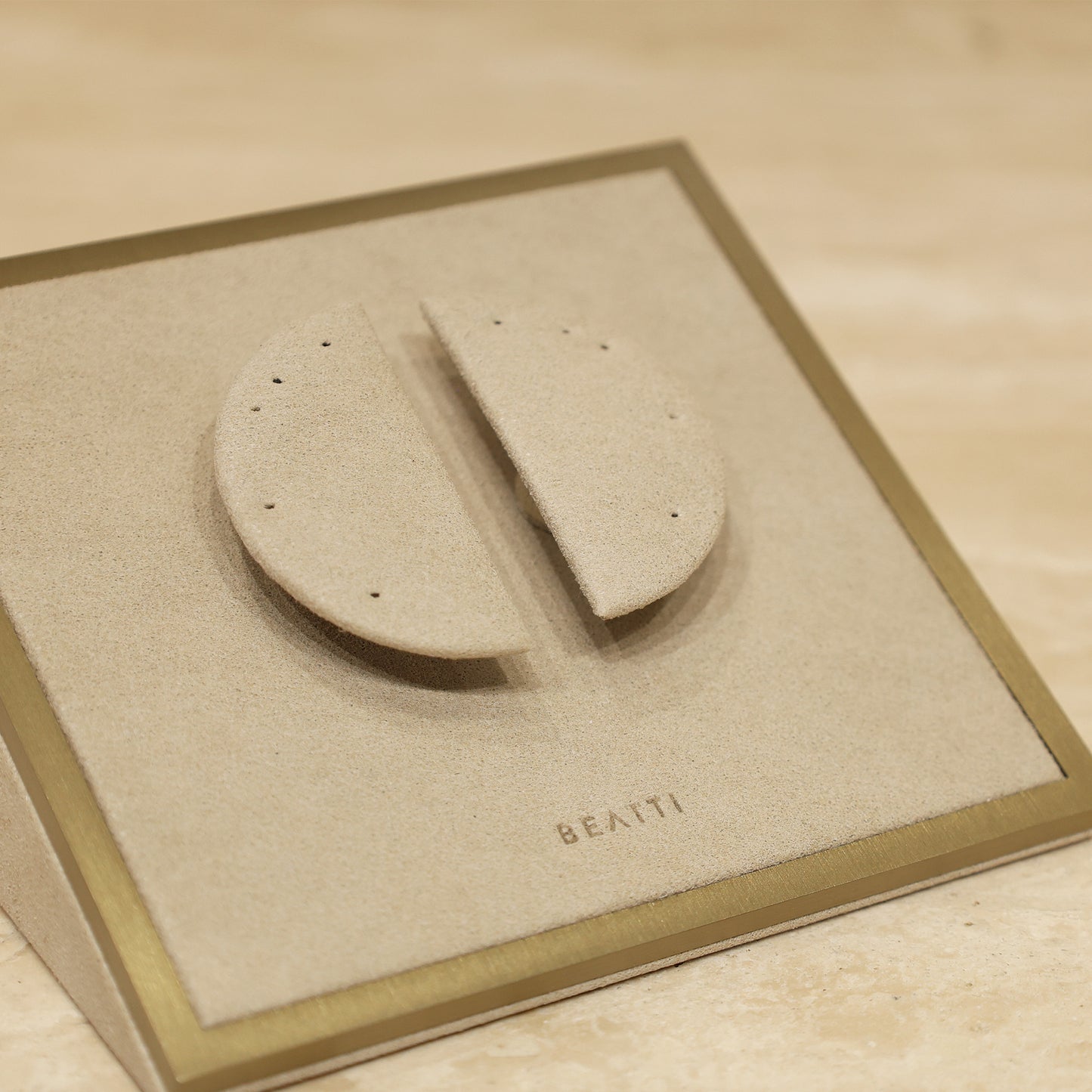 Magnetic Ear-Curve Display BTD05