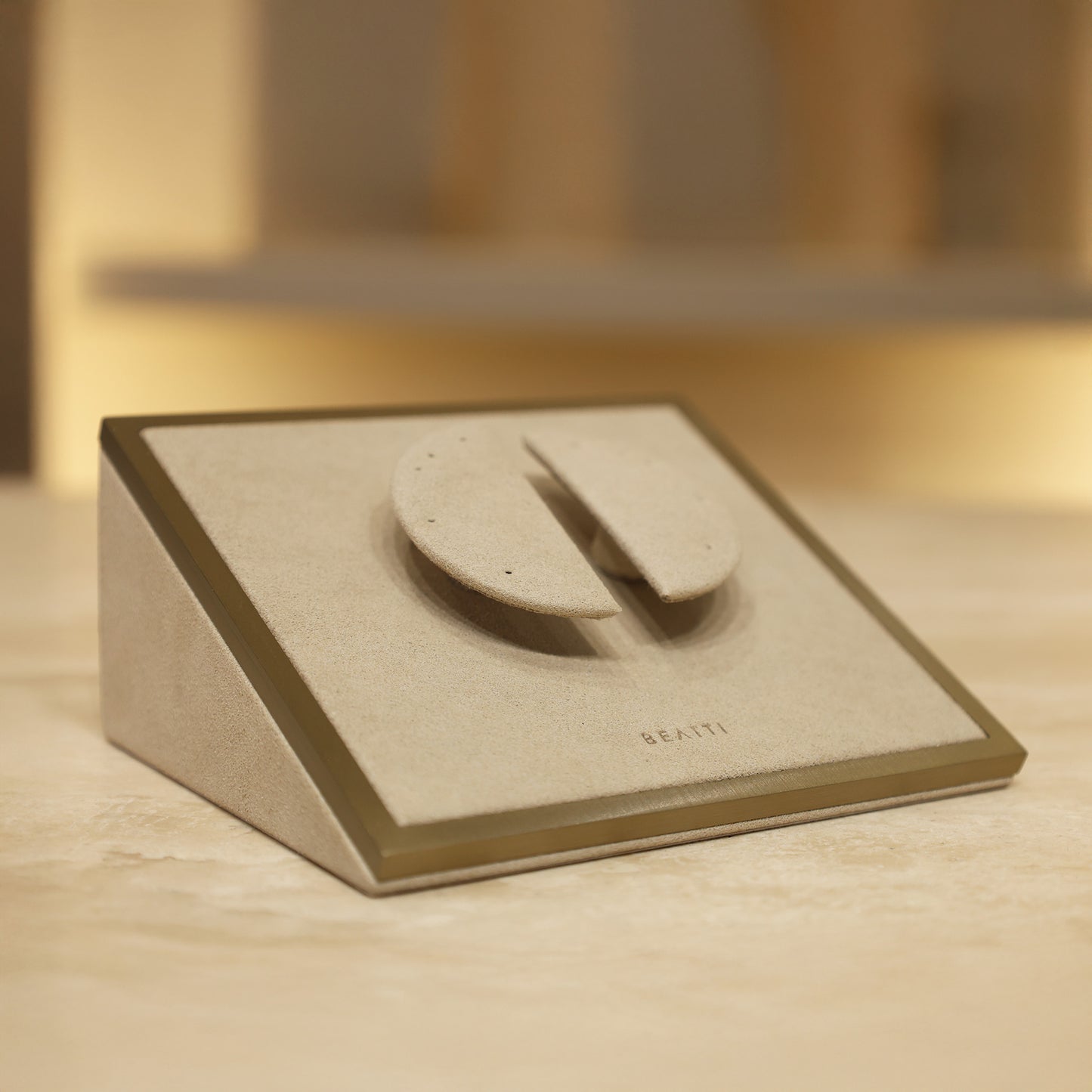 Magnetic Ear-Curve Display BTD05