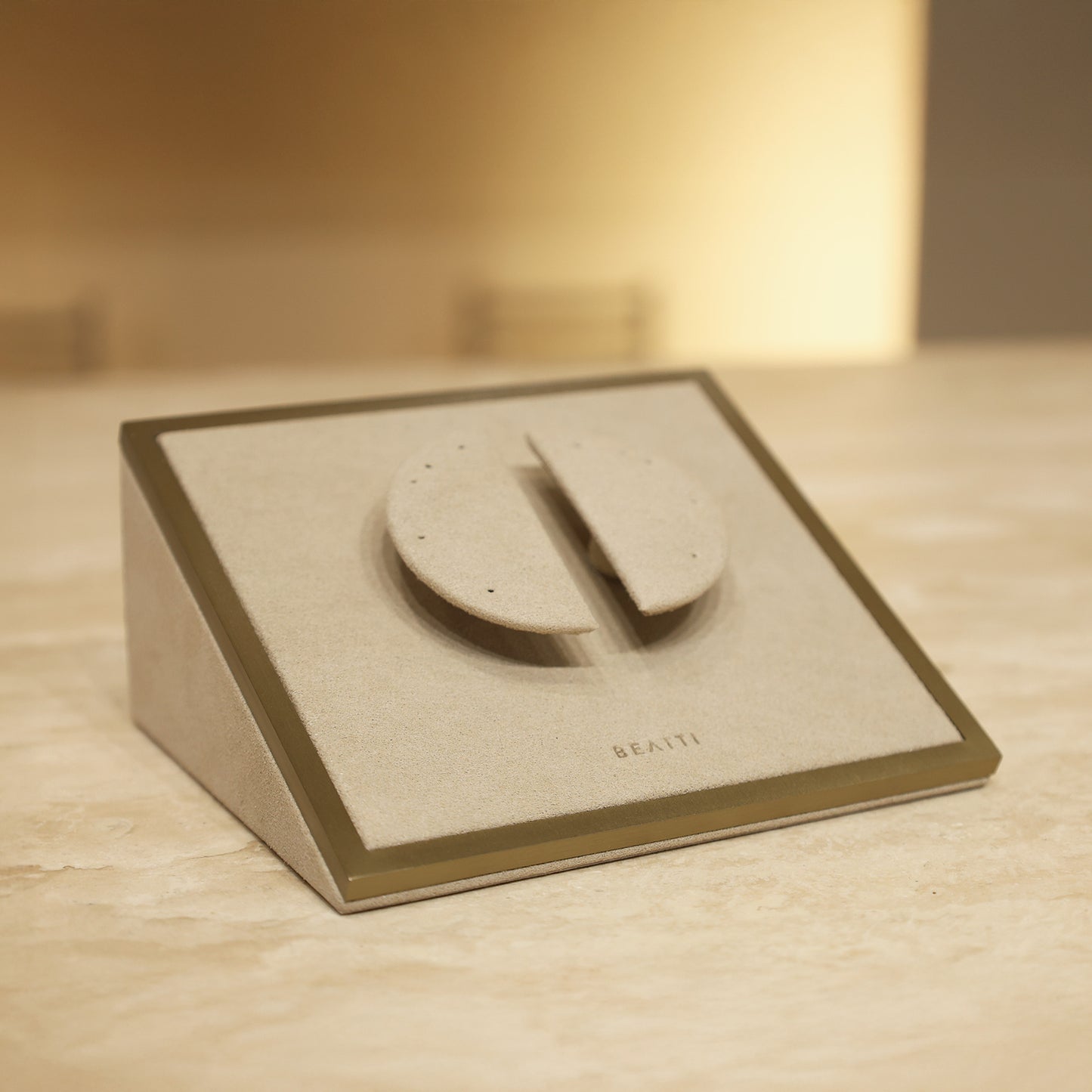 Magnetic Ear-Curve Display BTD05