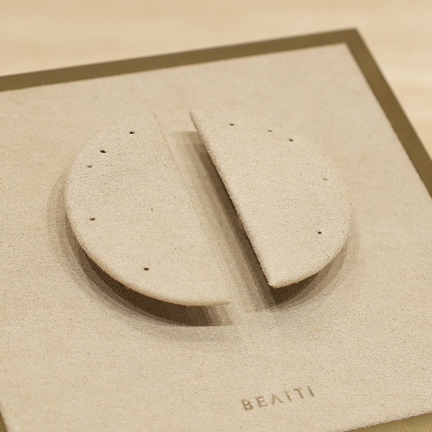 Magnetic Ear-Curve Display BTD05