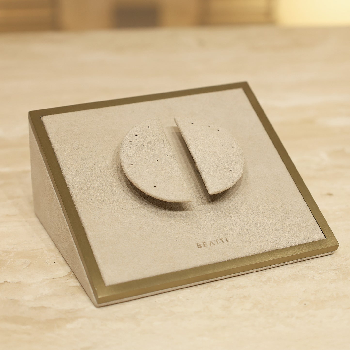 Magnetic Ear-Curve Display BTD05