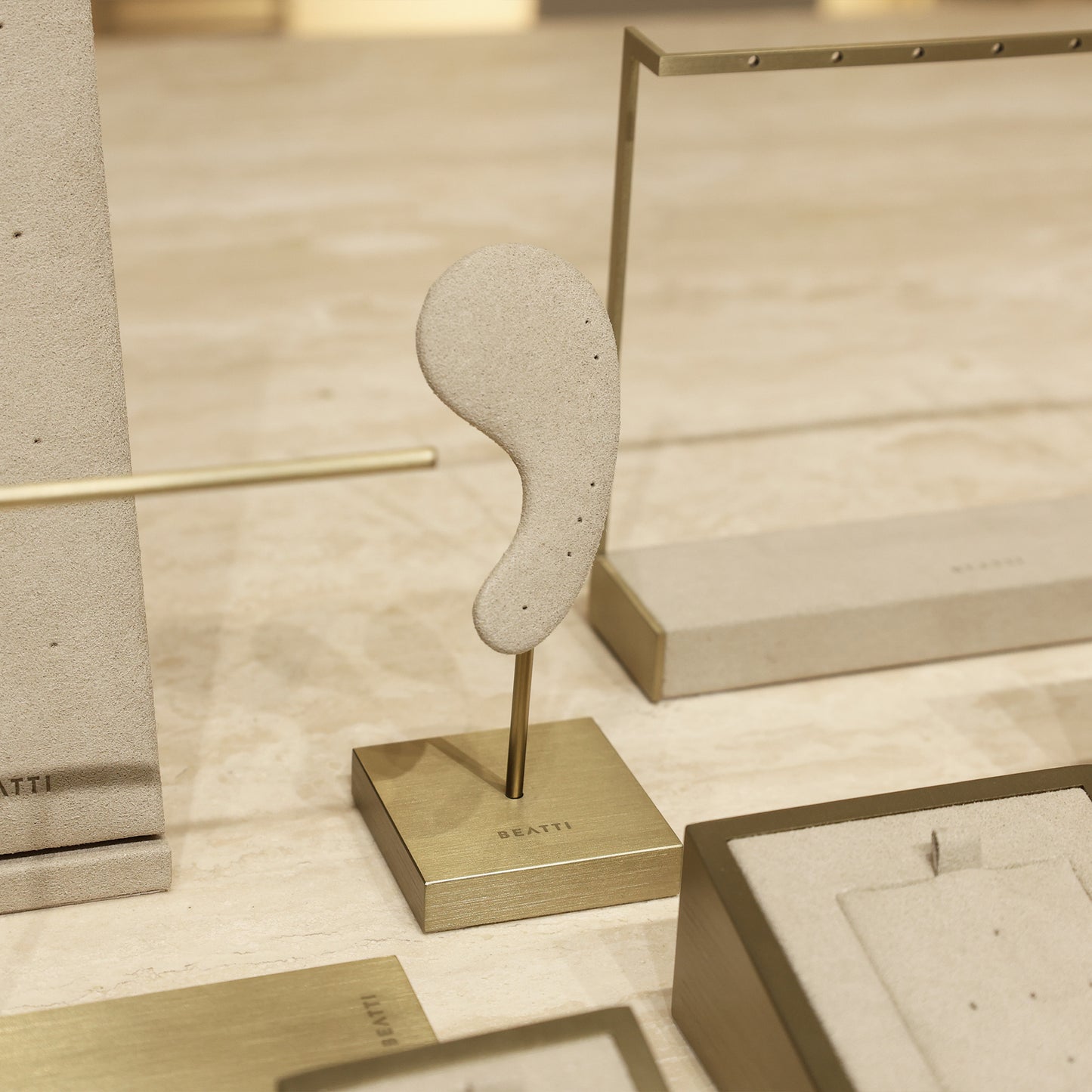 Ear-Silhouette Curation Stand BTD04