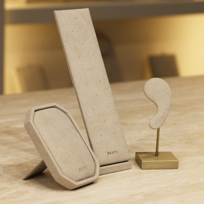 Ear-Silhouette Curation Stand BTD04
