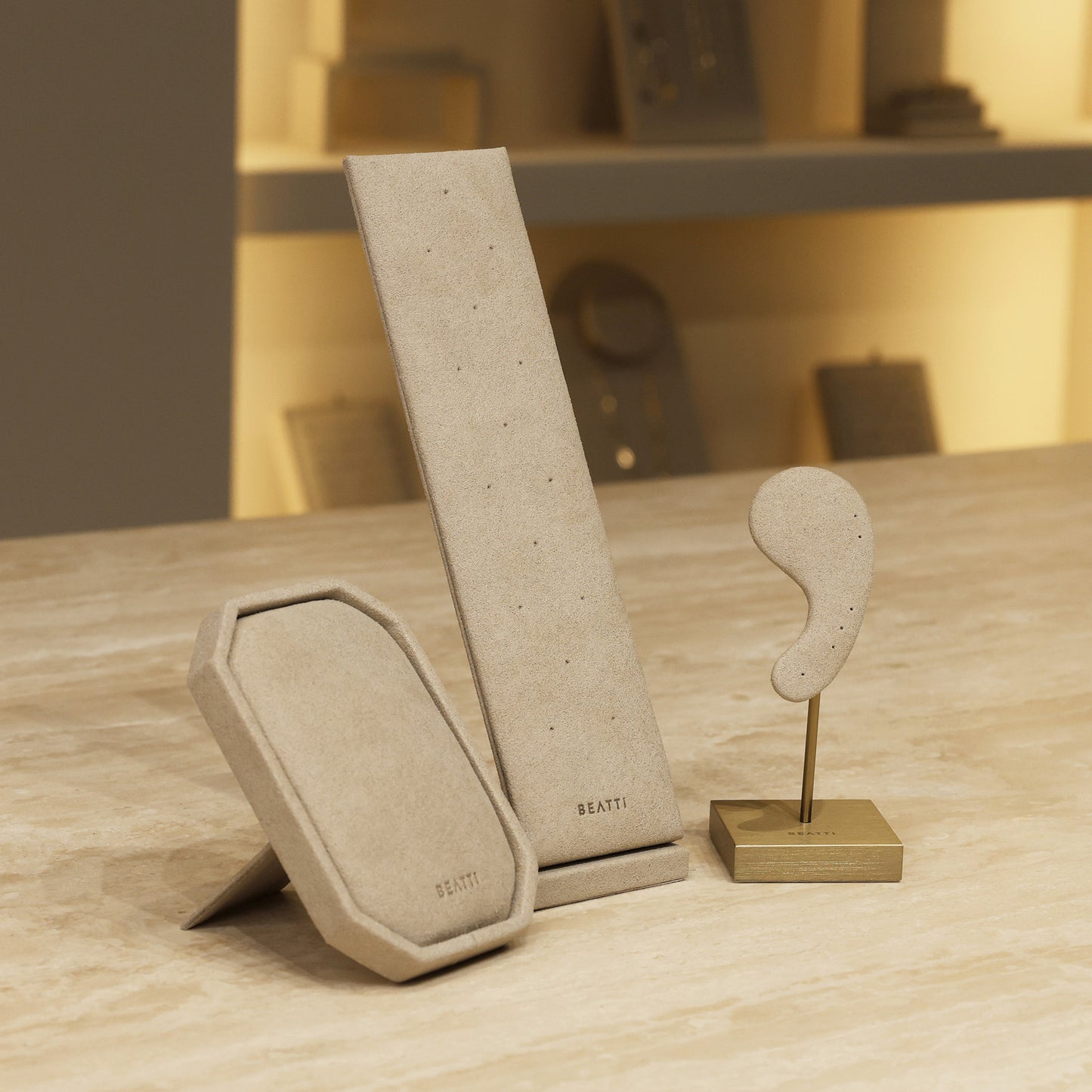 Ear-Silhouette Curation Stand BTD04