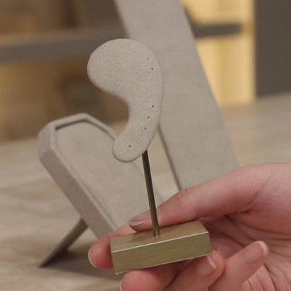 Ear-Silhouette Curation Stand BTD04