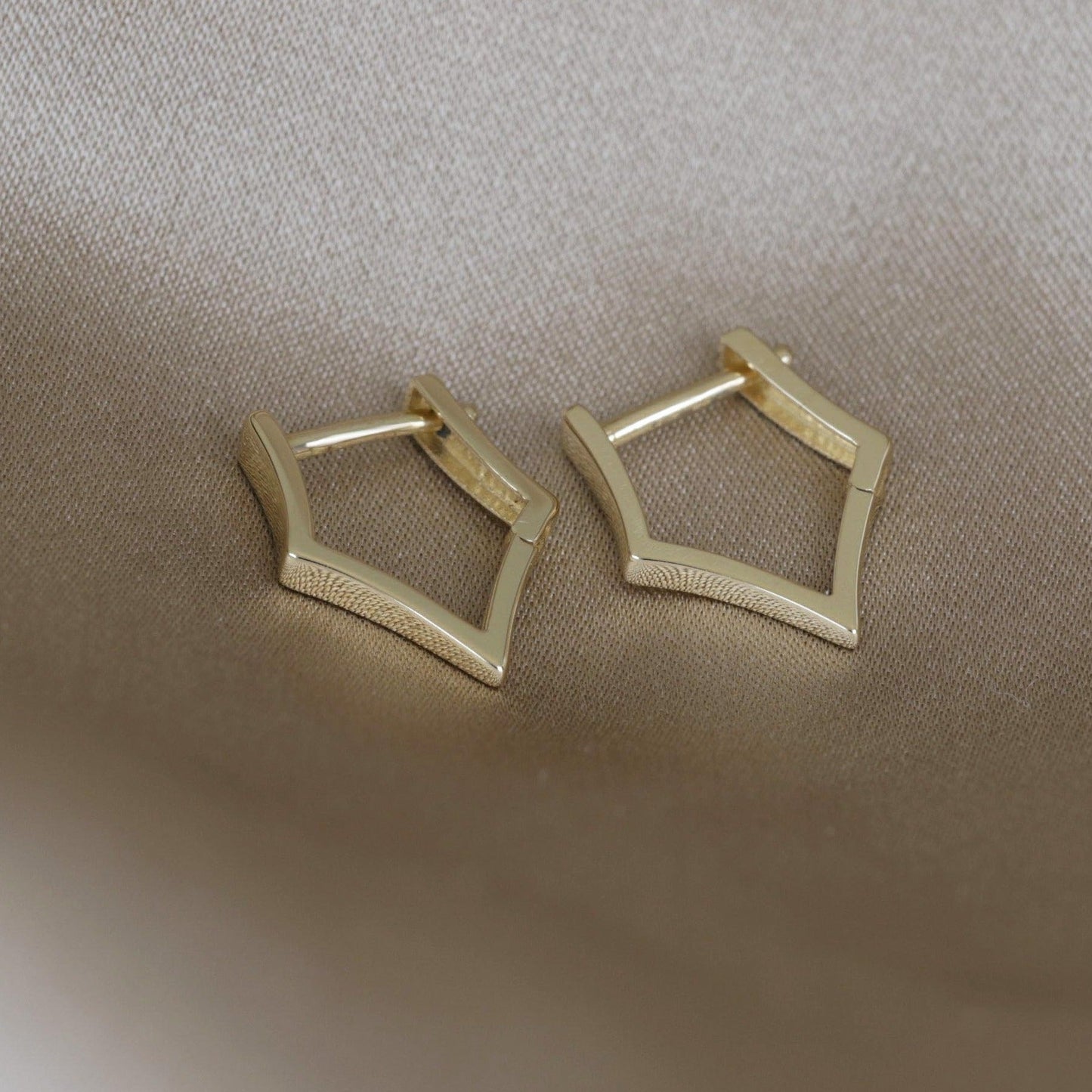 14k Gold Sleek Edge Hoop Earring - BEATTI